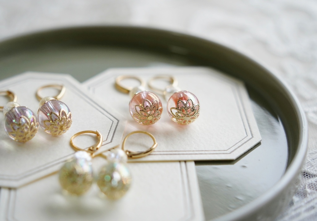 淡色玉の耳飾り