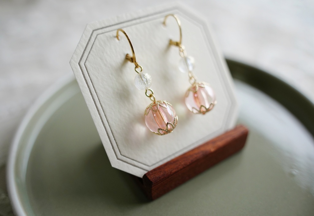 淡色玉の耳飾り