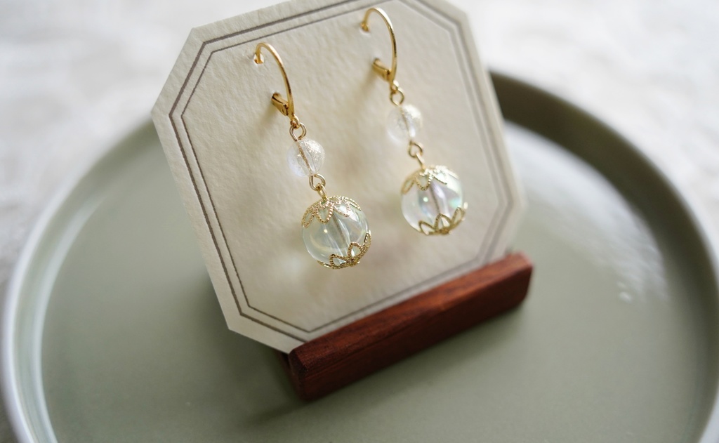 淡色玉の耳飾り