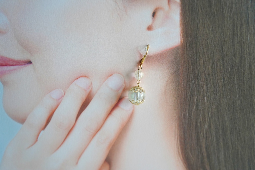 淡色玉の耳飾り