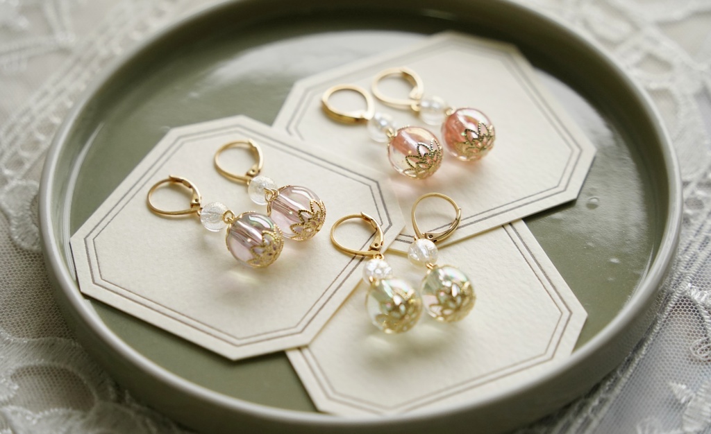 淡色玉の耳飾り