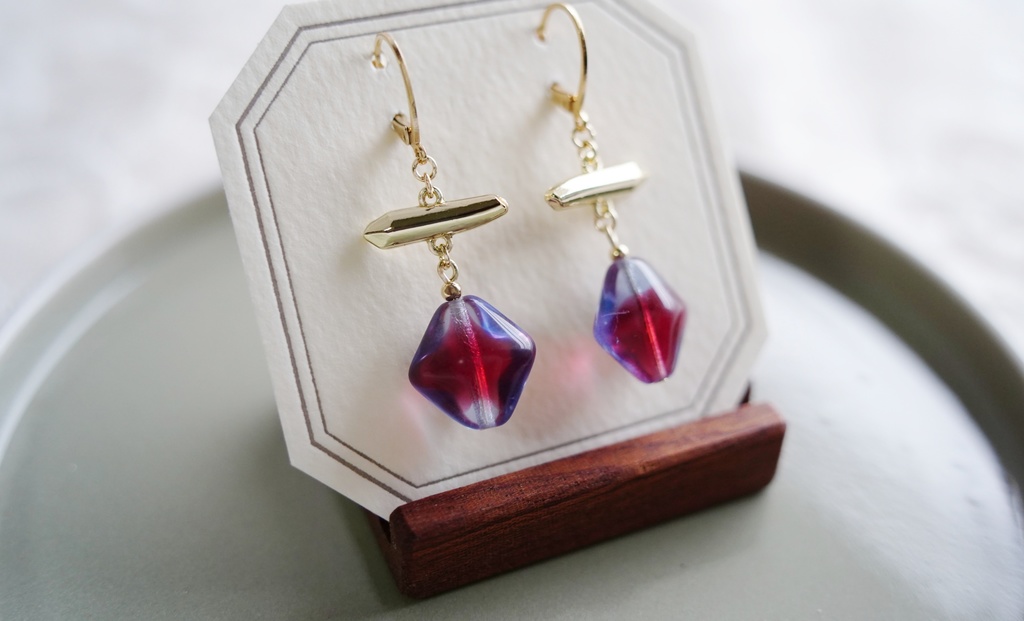 バイカラーガラスの耳飾り