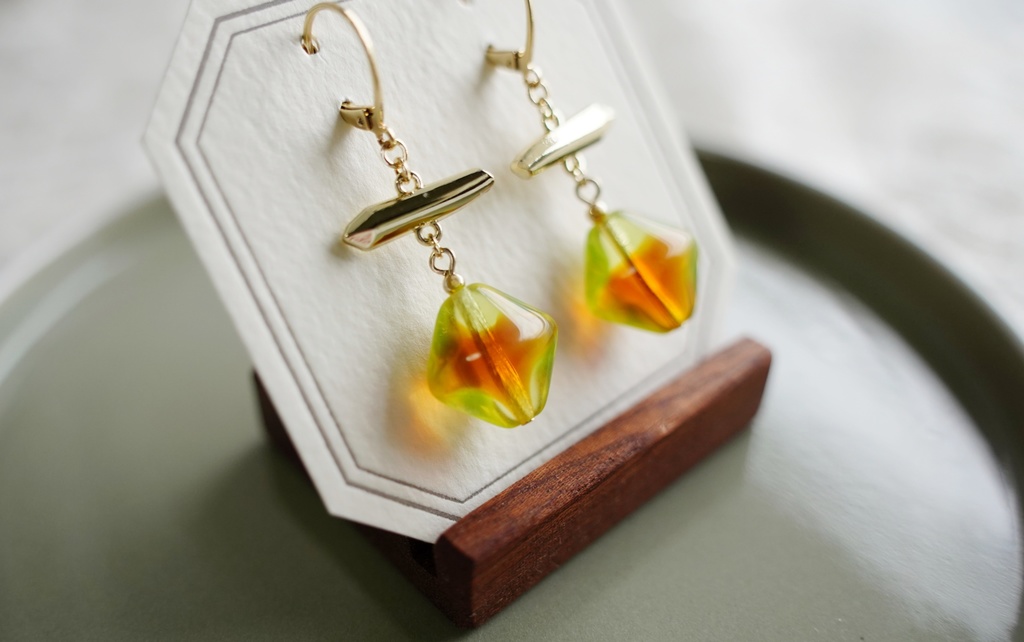 バイカラーガラスの耳飾り