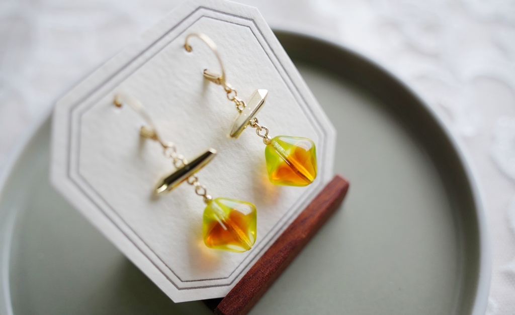 バイカラーガラスの耳飾り