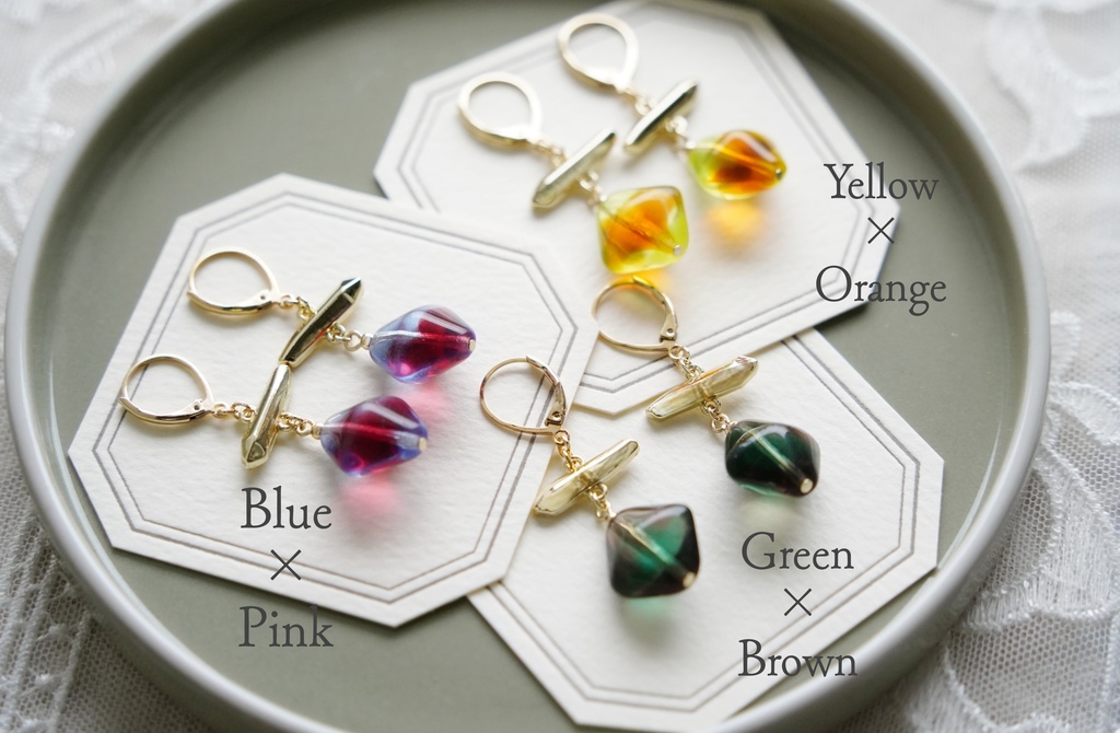 バイカラーガラスの耳飾り