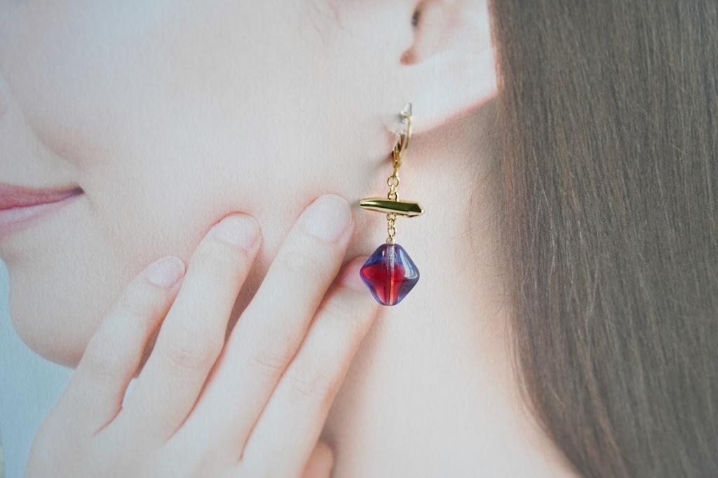 バイカラーガラスの耳飾り
