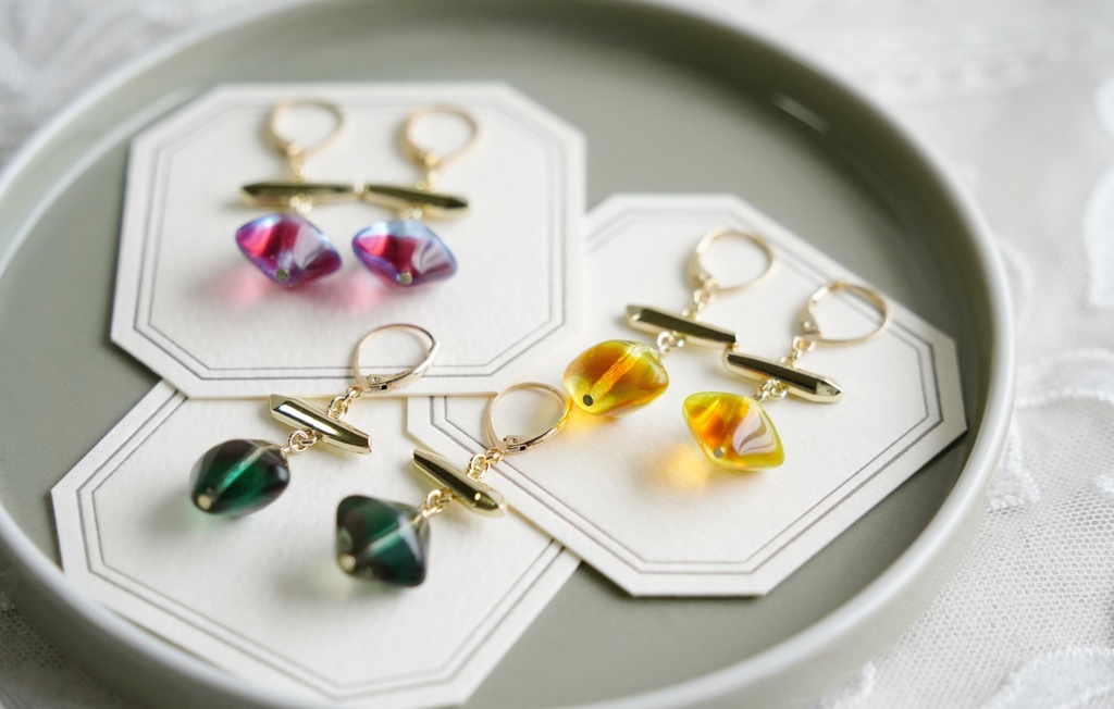 バイカラーガラスの耳飾り