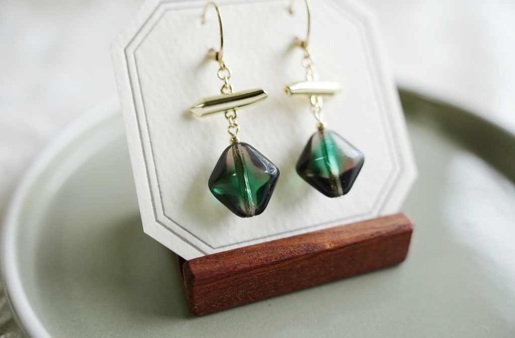 バイカラーガラスの耳飾り