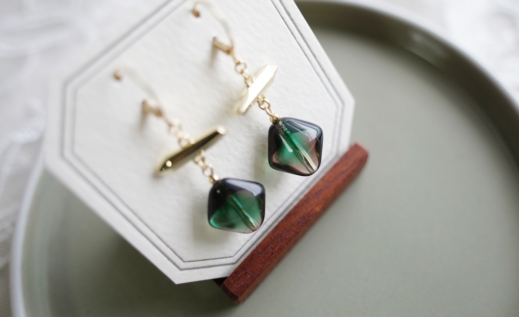 バイカラーガラスの耳飾り