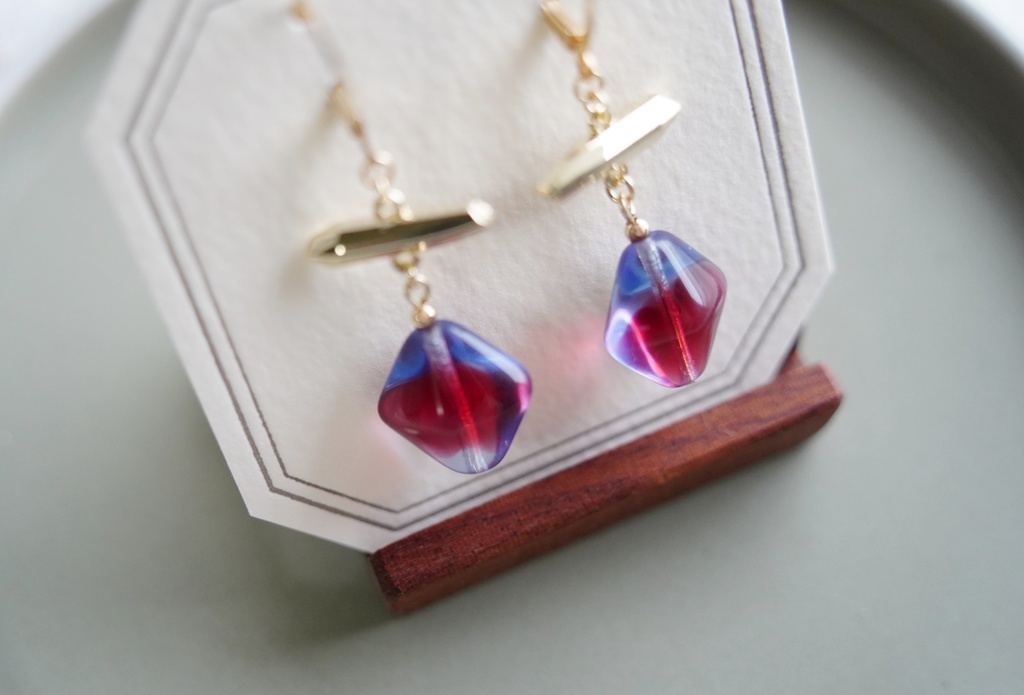 バイカラーガラスの耳飾り