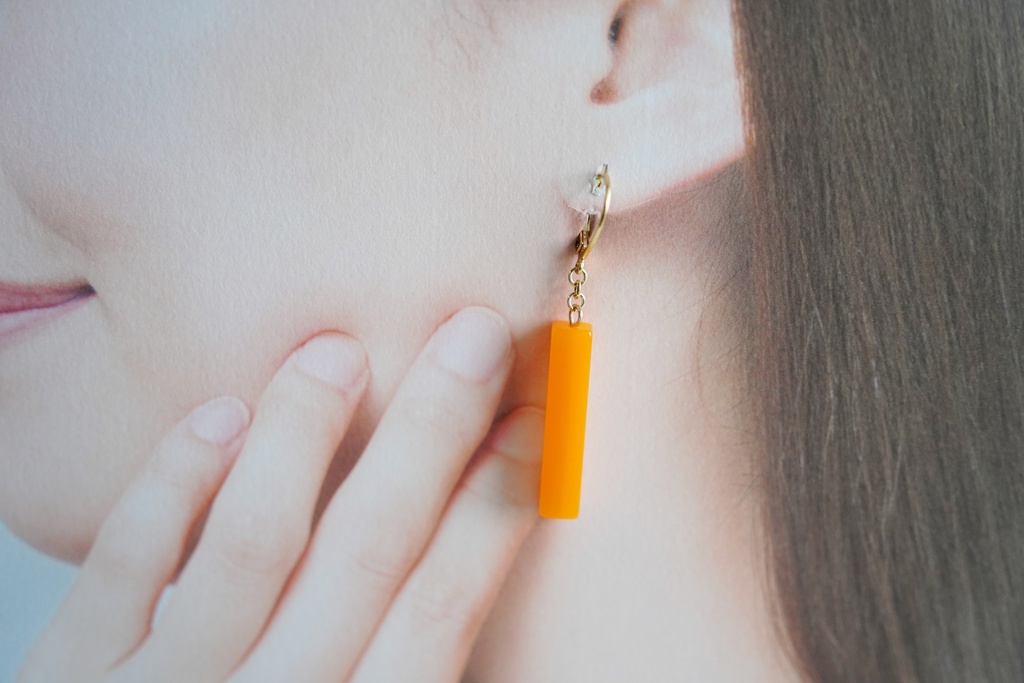 四角柱の耳飾り