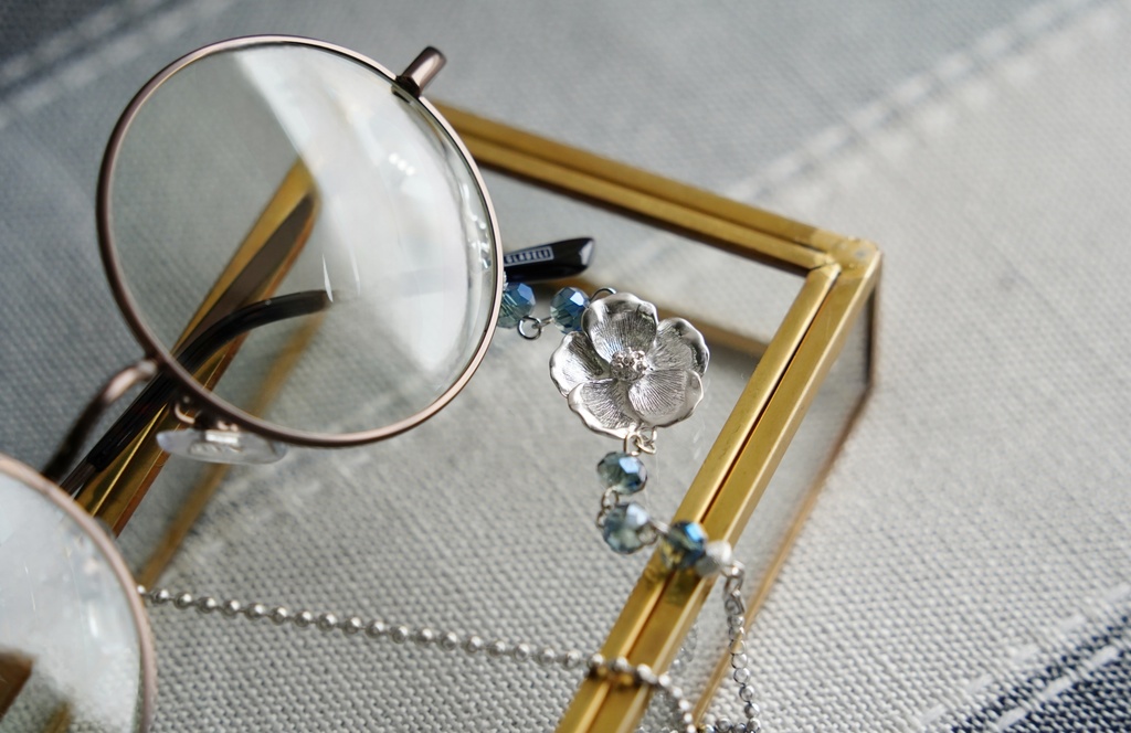 ボタニカルフラワーの眼鏡チェーン