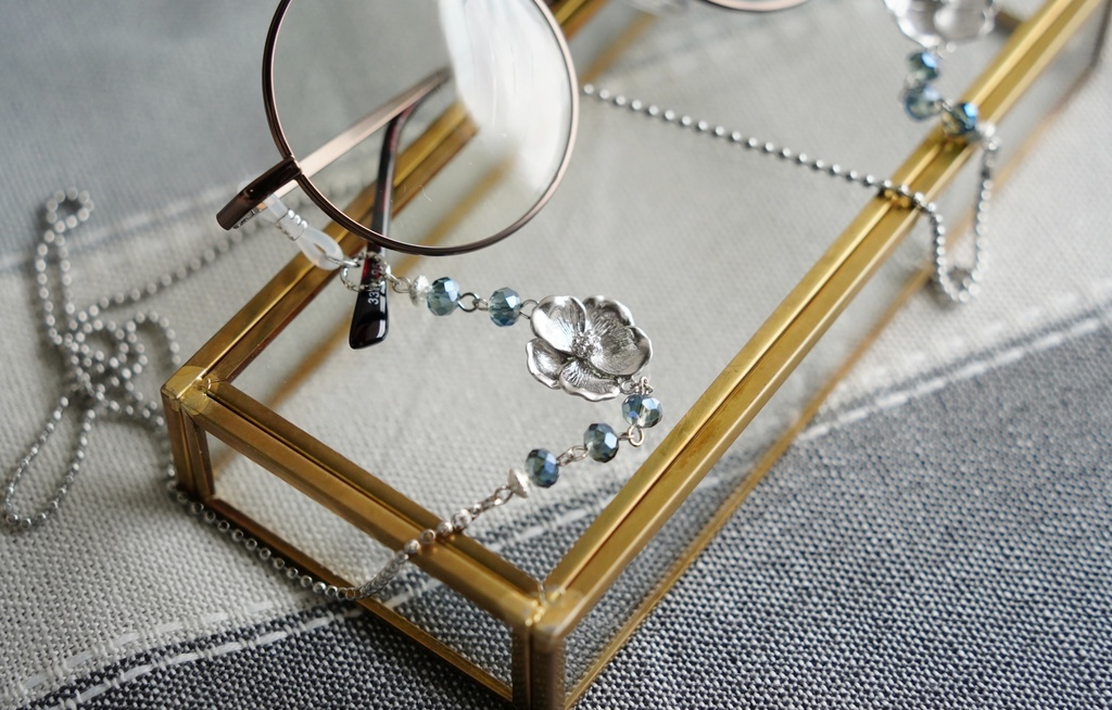 ボタニカルフラワーの眼鏡チェーン