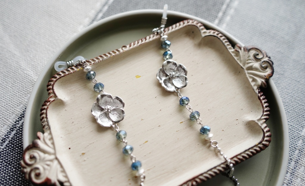 ボタニカルフラワーの眼鏡チェーン