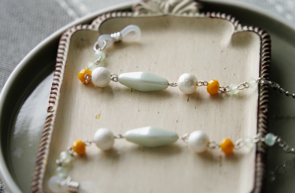 爽やかカラーの眼鏡チェーン