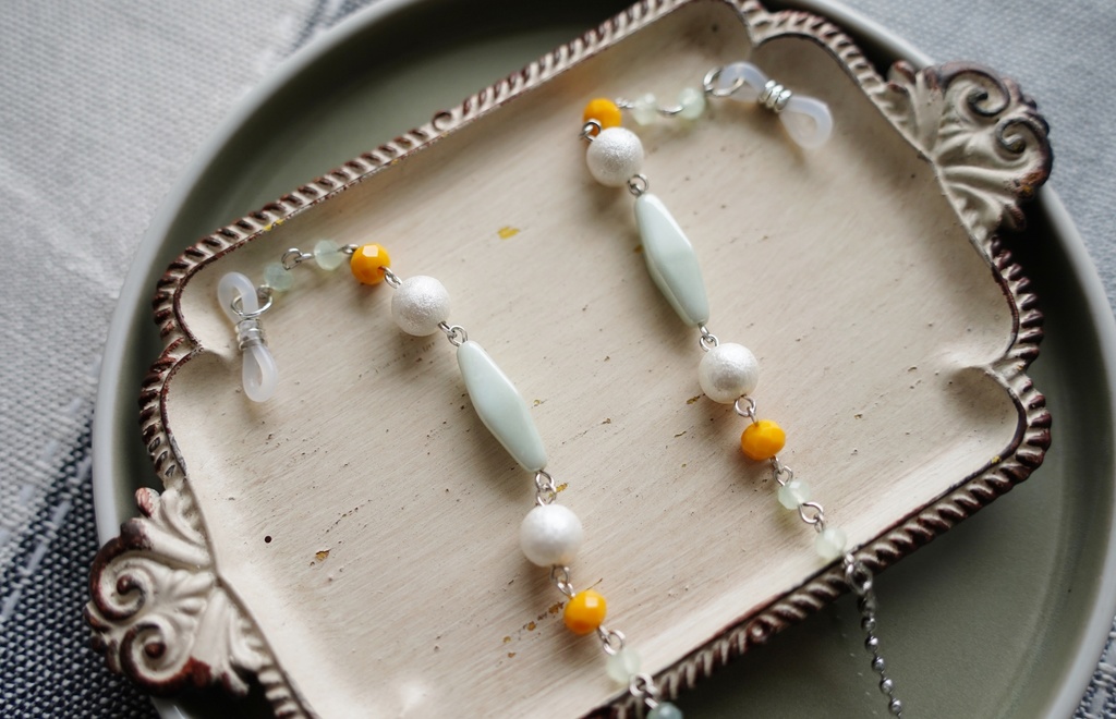 爽やかカラーの眼鏡チェーン