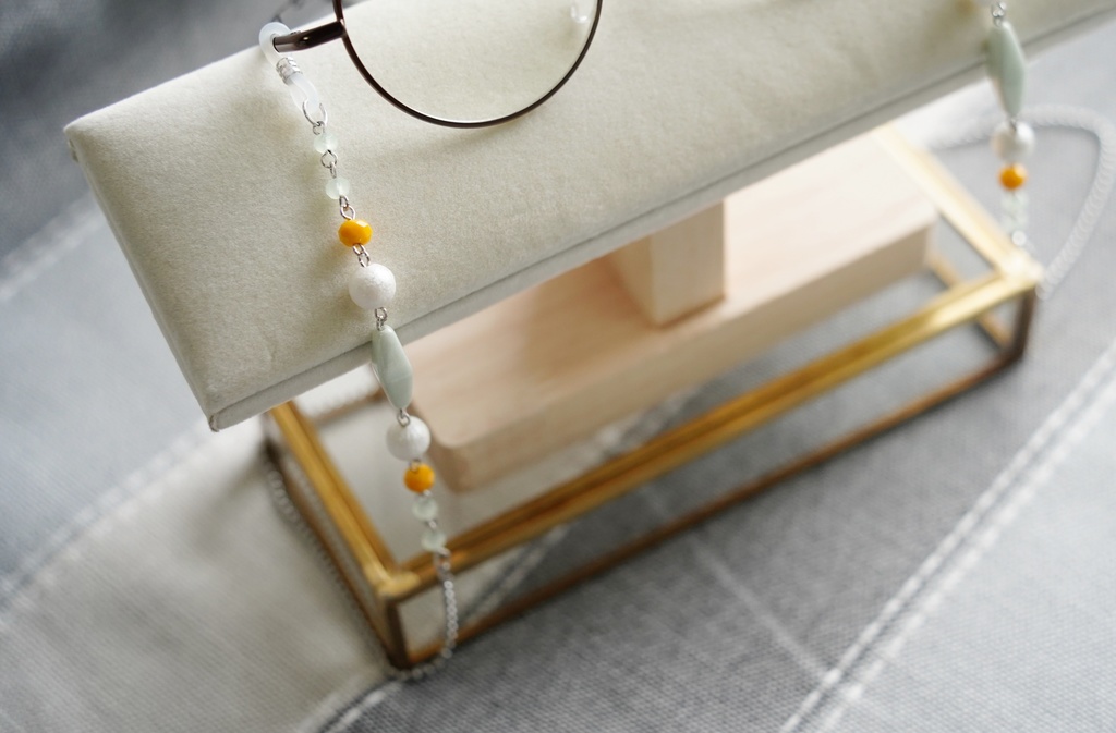 爽やかカラーの眼鏡チェーン