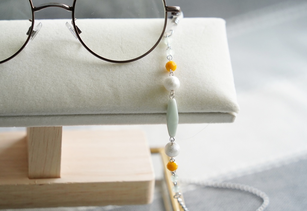 爽やかカラーの眼鏡チェーン