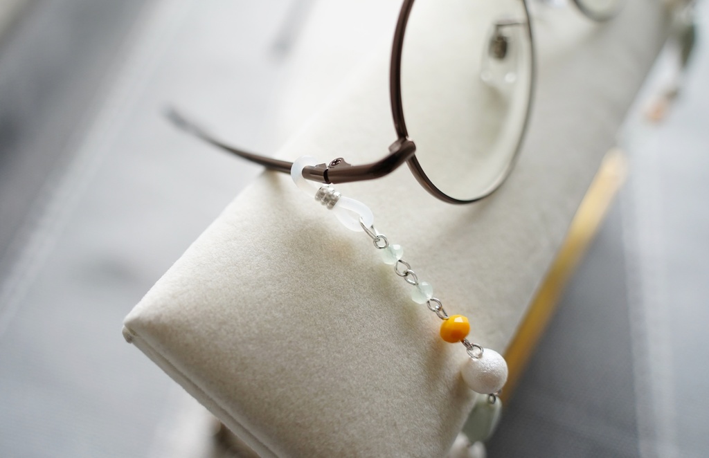 爽やかカラーの眼鏡チェーン