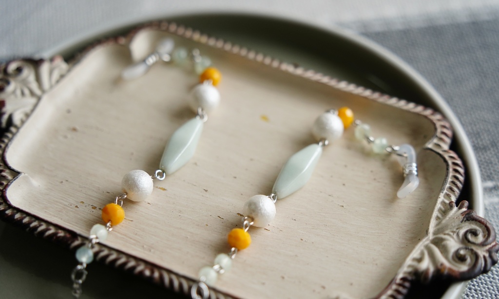 爽やかカラーの眼鏡チェーン