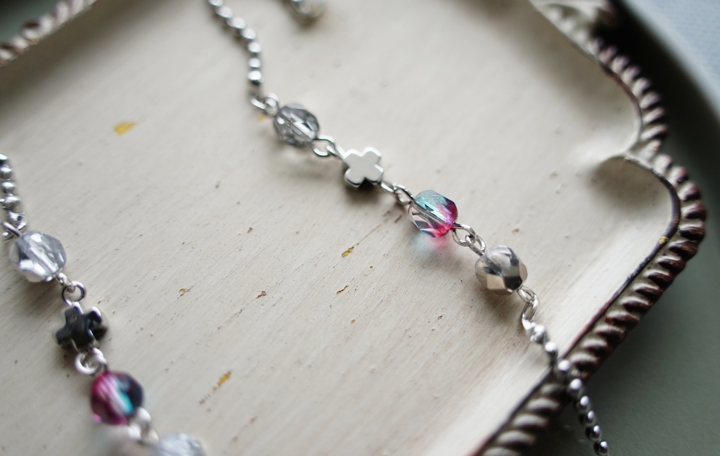 シルバークロスと近未来カラーの眼鏡チェーン