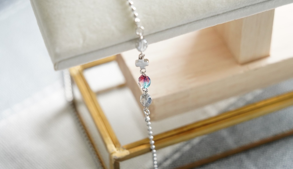 シルバークロスと近未来カラーの眼鏡チェーン