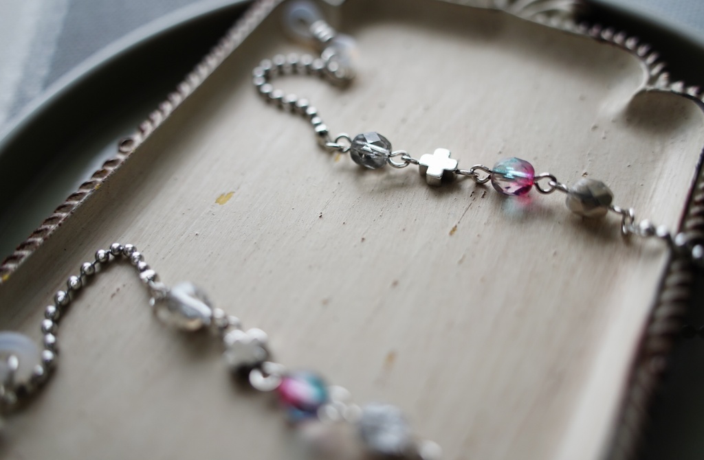 シルバークロスと近未来カラーの眼鏡チェーン