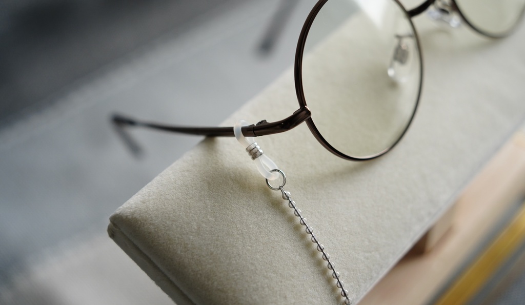 シルバークロスと近未来カラーの眼鏡チェーン