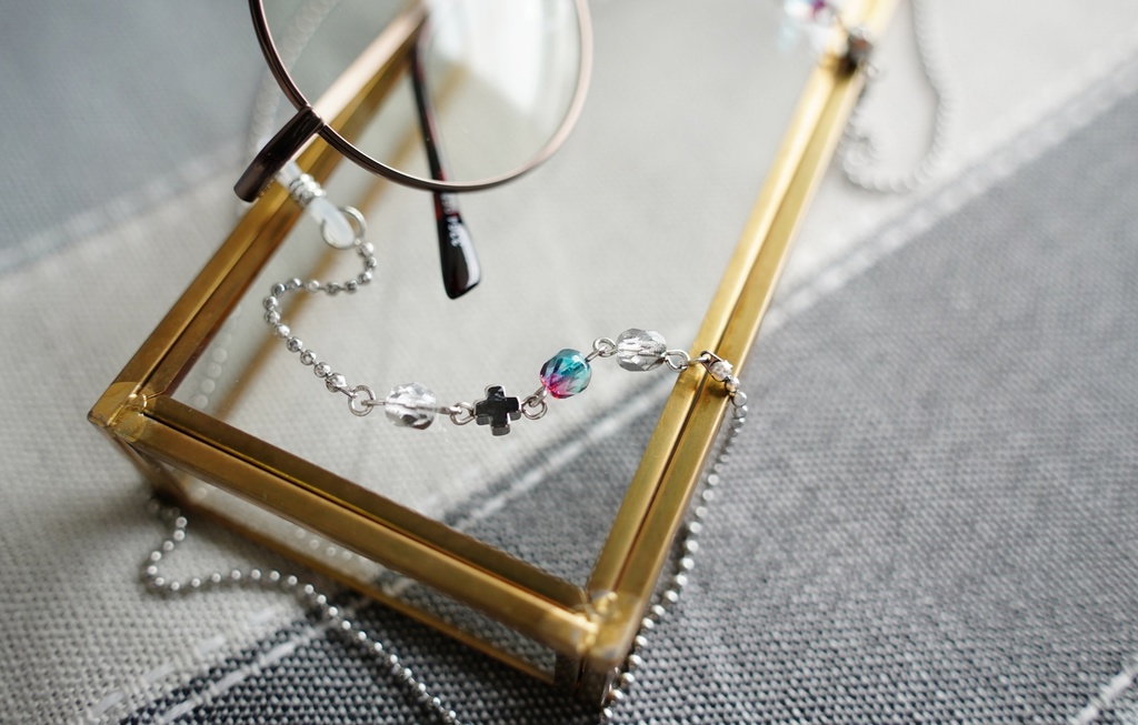 シルバークロスと近未来カラーの眼鏡チェーン