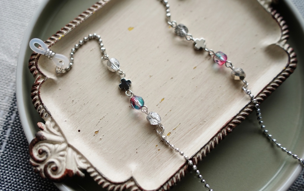 シルバークロスと近未来カラーの眼鏡チェーン