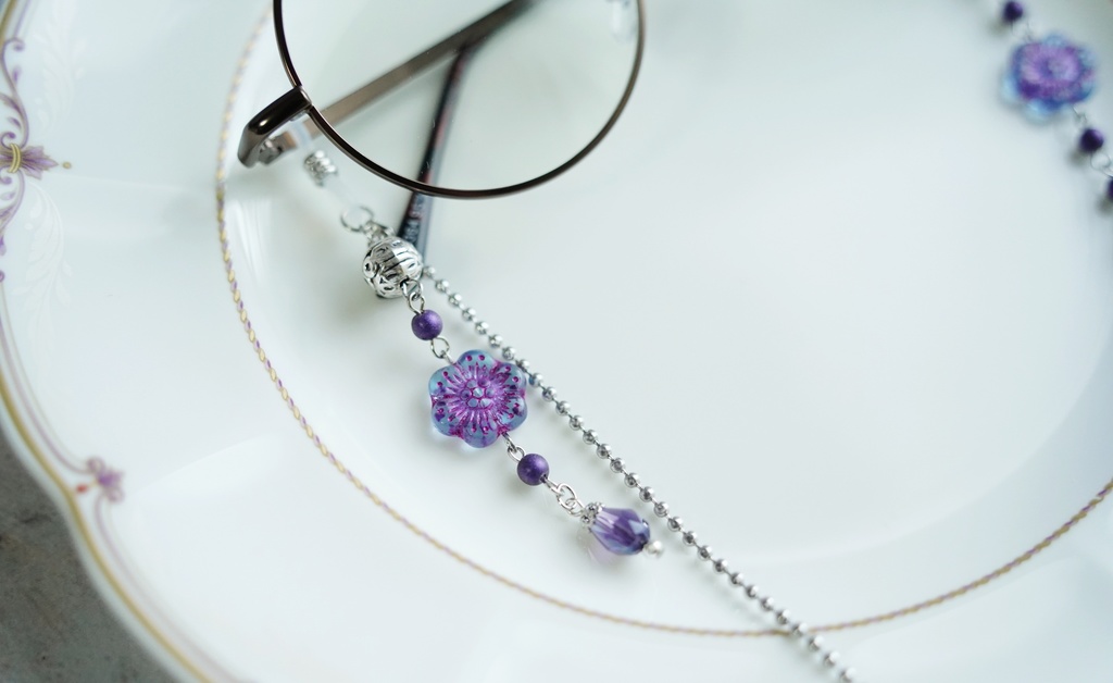 アシンメトリーな華の眼鏡チェーン