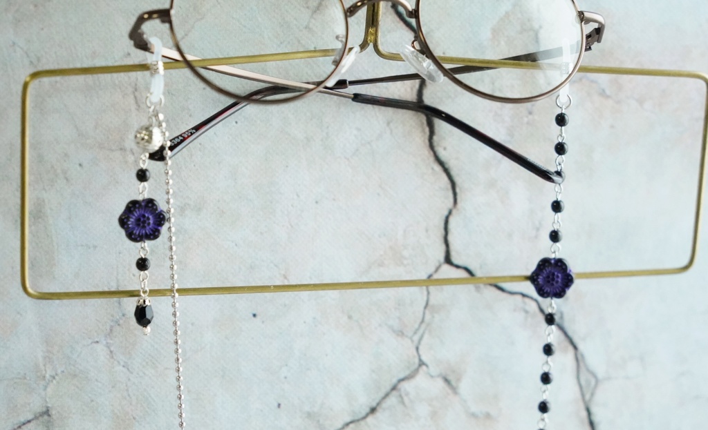 アシンメトリーな華の眼鏡チェーン