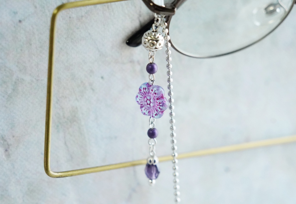 アシンメトリーな華の眼鏡チェーン