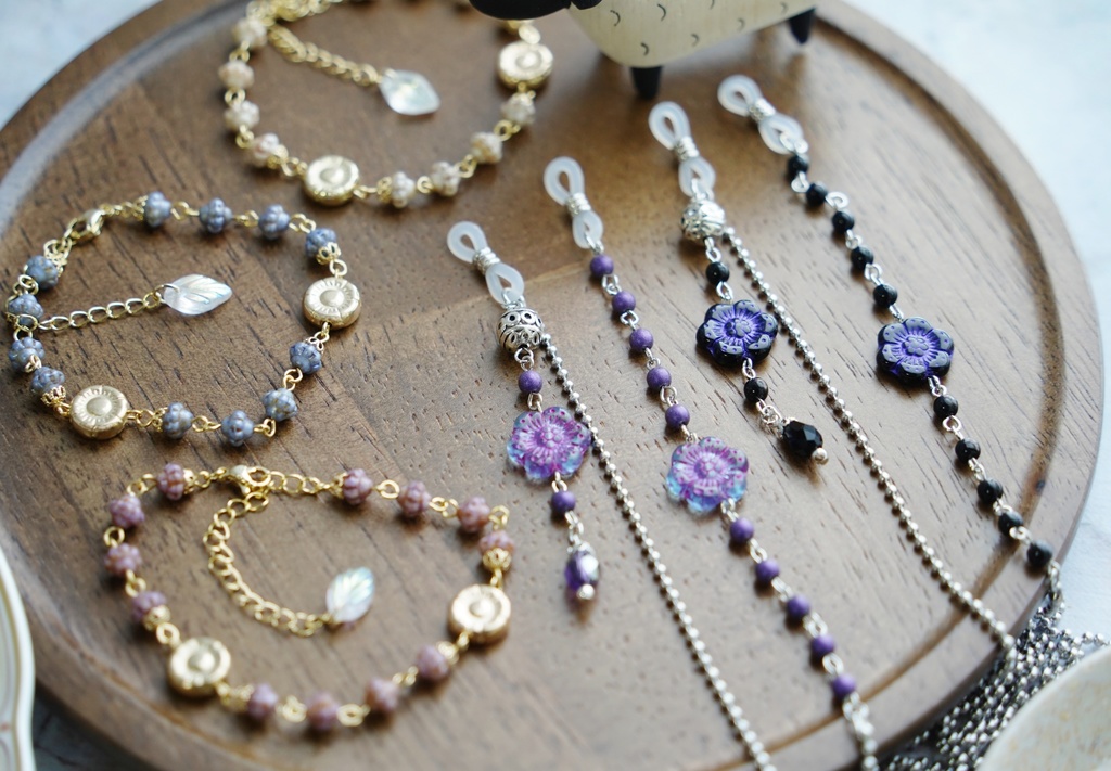 アシンメトリーな華の眼鏡チェーン