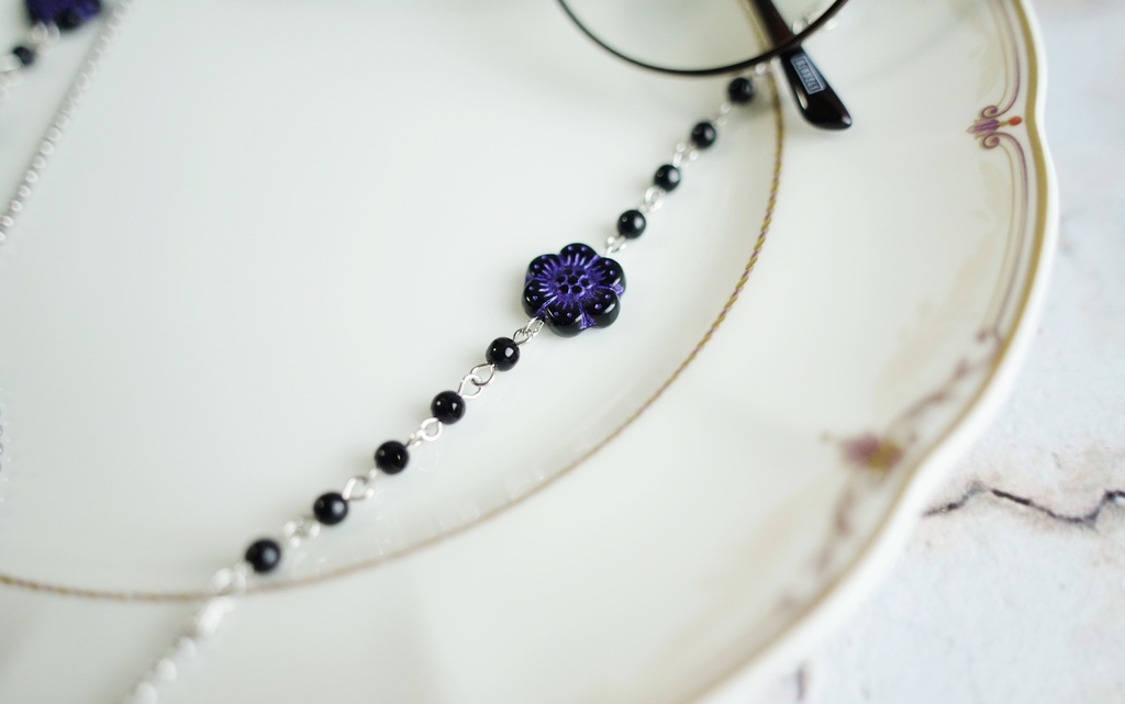 アシンメトリーな華の眼鏡チェーン