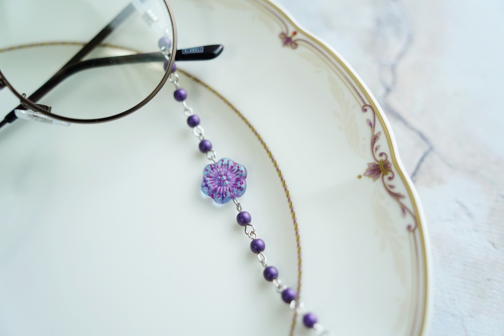 アシンメトリーな華の眼鏡チェーン