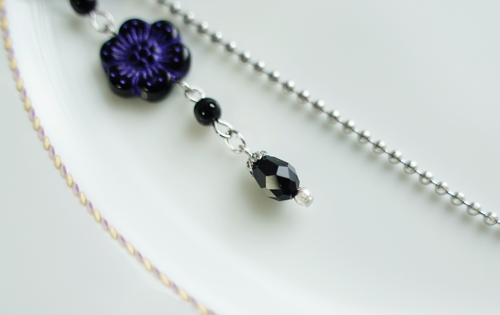 アシンメトリーな華の眼鏡チェーン