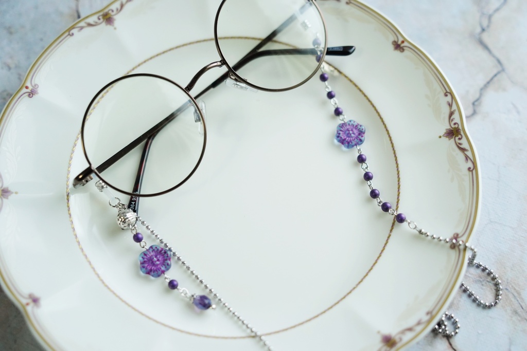 アシンメトリーな華の眼鏡チェーン