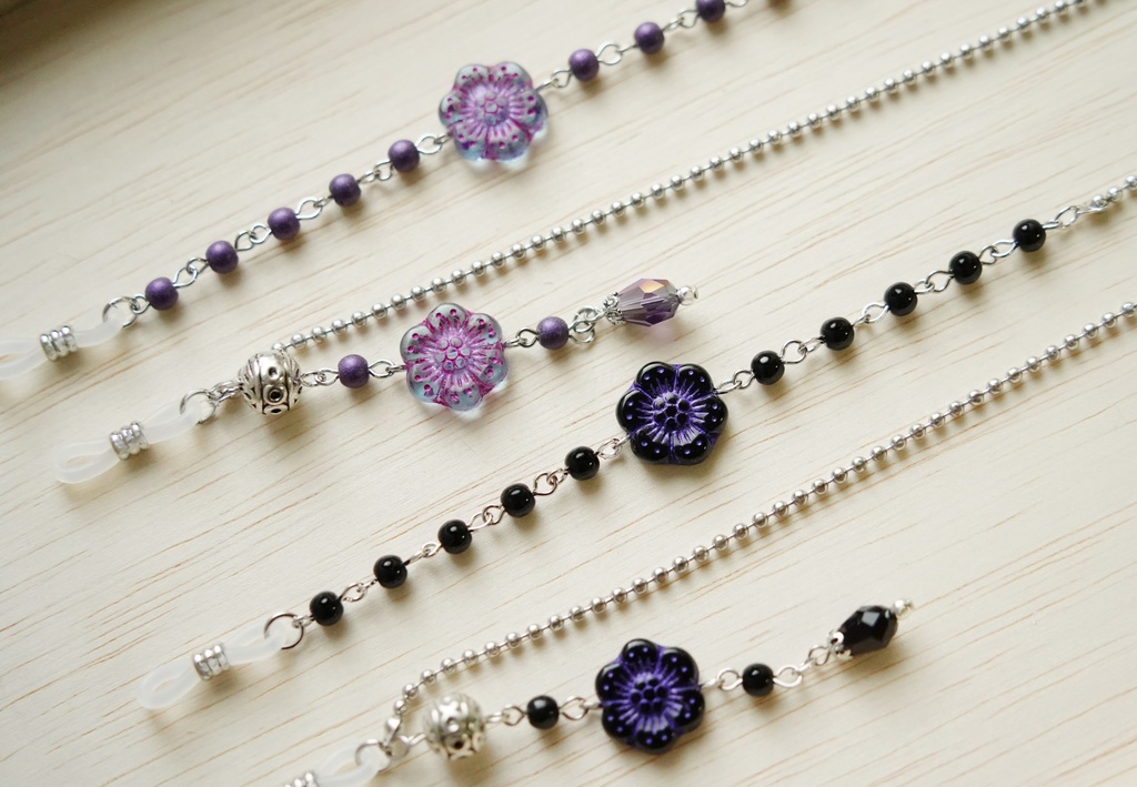 アシンメトリーな華の眼鏡チェーン