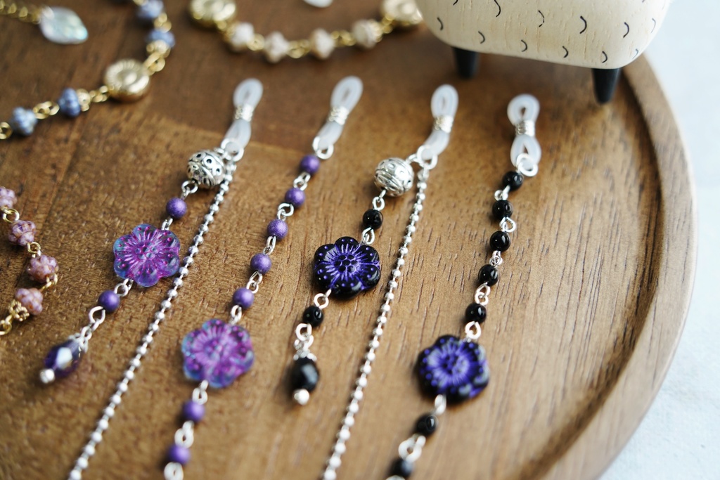 アシンメトリーな華の眼鏡チェーン