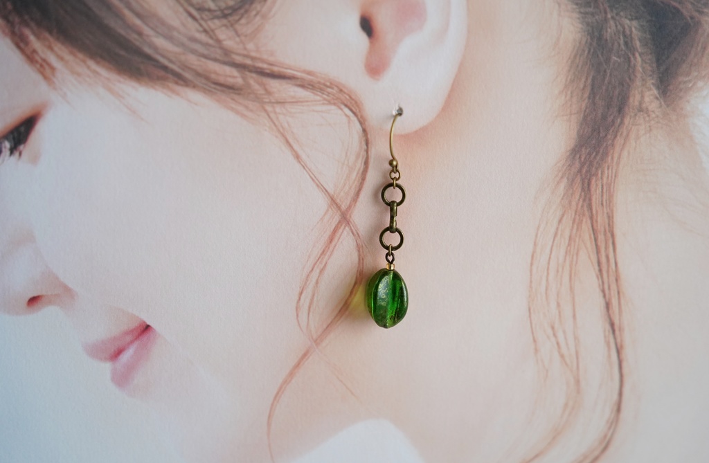 シードポッドの耳飾り