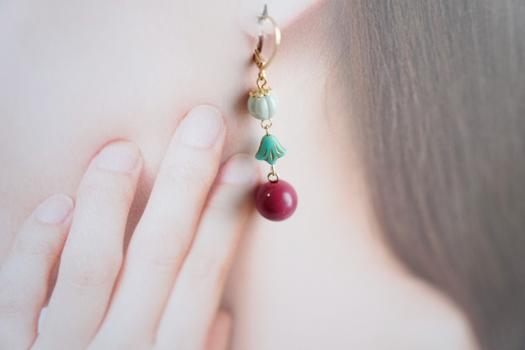 百合と晩夏カラーの耳飾り