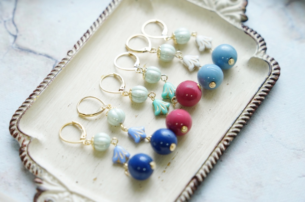 百合と晩夏カラーの耳飾り