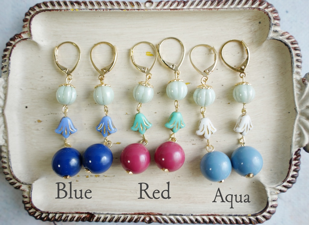 百合と晩夏カラーの耳飾り