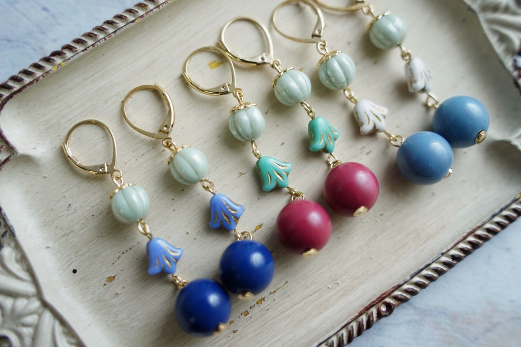 百合と晩夏カラーの耳飾り