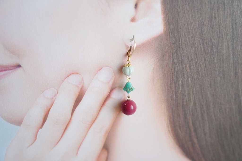 百合と晩夏カラーの耳飾り