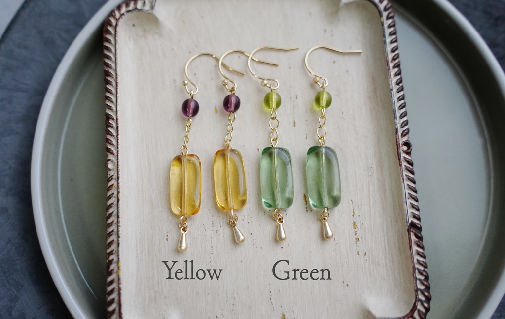 チェーンとレクタングルの耳飾り