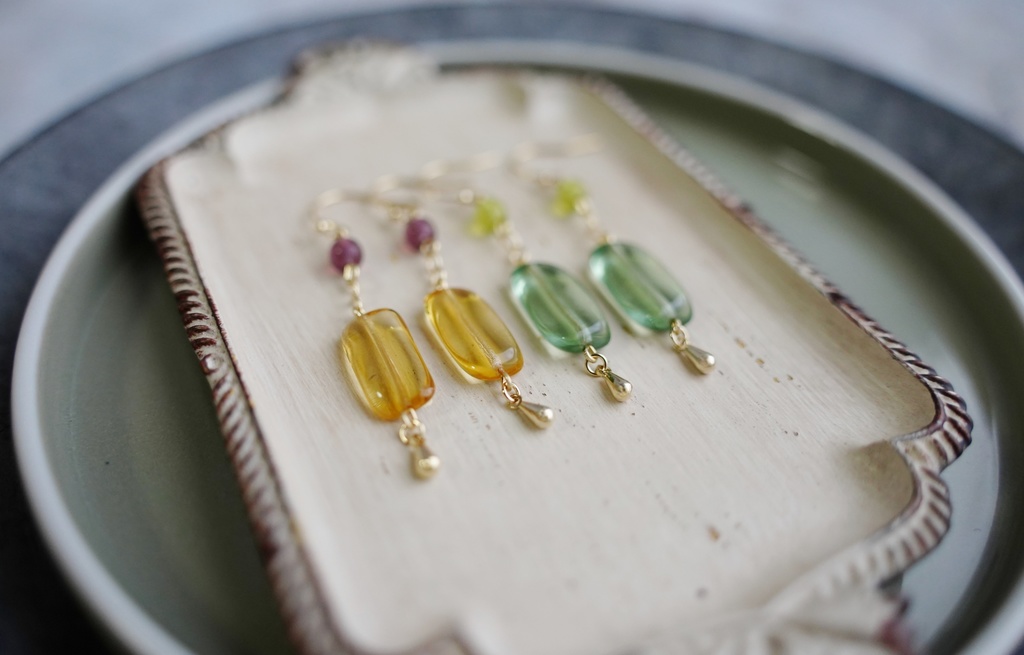 チェーンとレクタングルの耳飾り