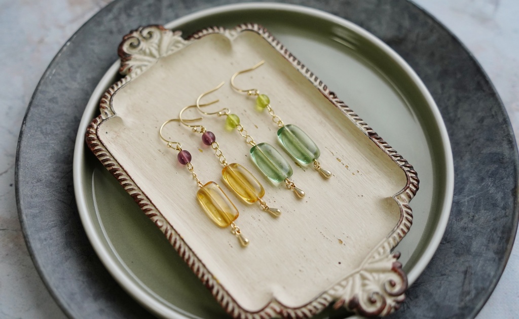 チェーンとレクタングルの耳飾り