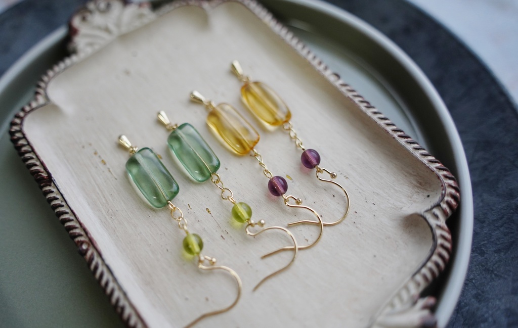 チェーンとレクタングルの耳飾り